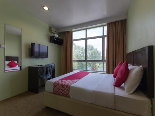 Cama o camas de una habitación en Super OYO 1102 Amani Hotel