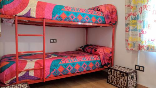 - une chambre avec deux lits superposés et un lit dans l'établissement Los Caňos II - Parking opcional, à Jaén