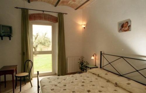 una camera da letto con un letto, un tavolo e una finestra di Agriturismo San francesco a Orbetello
