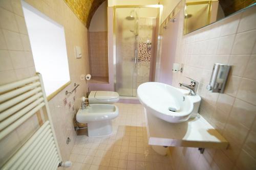 a bathroom with a sink and a toilet and a shower at L' Infinito dei Sassi in Matera