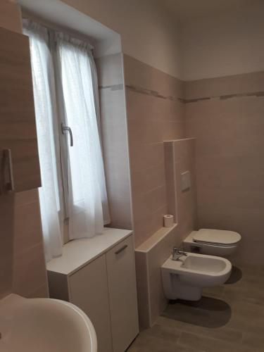 ein weißes Badezimmer mit Toilette und Waschbecken in der Unterkunft cà dà Pina in Trarego