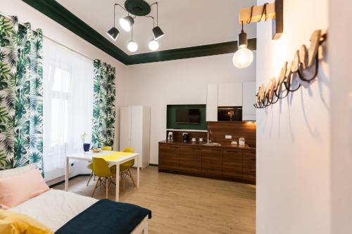 pokój z łóżkiem, stołem i kuchnią w obiekcie VINTAGE SENACKA APARTAMENTS w Krakowie