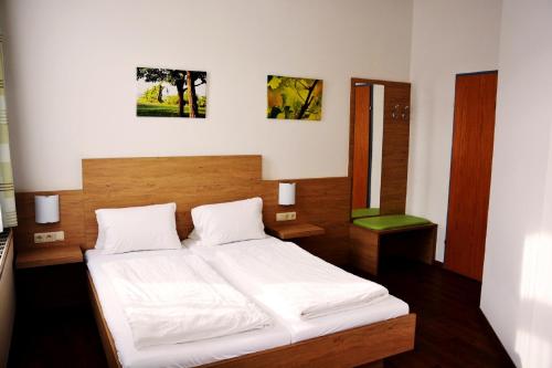 Postel nebo postele na pokoji v ubytování Gasthaus & Gästehaus Bsteh