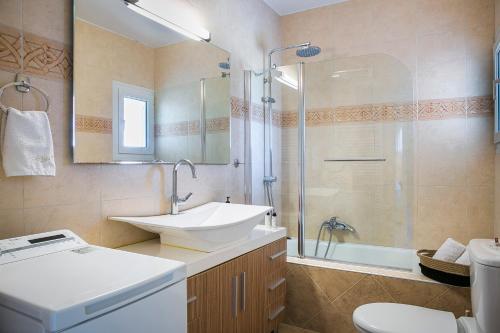 Koupelna v ubytování Athinais LAK Villa