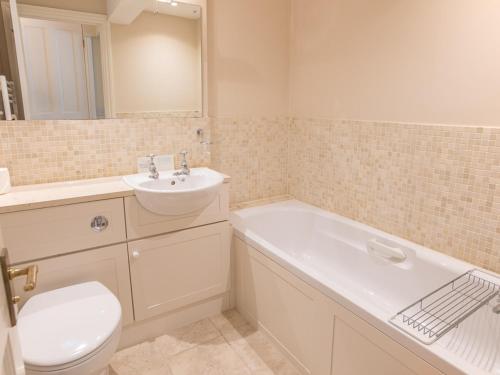 ein Badezimmer mit Waschbecken, Badewanne und Toilette in der Unterkunft Jot Cottage in Salcombe