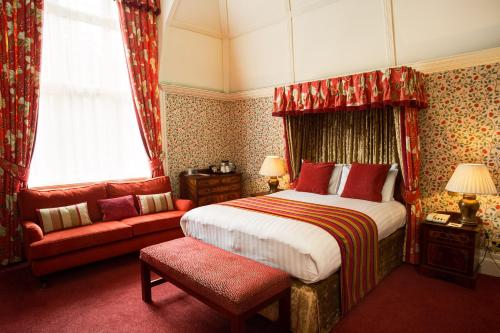 Cama o camas de una habitación en Best Western PLUS Grim's Dyke Hotel