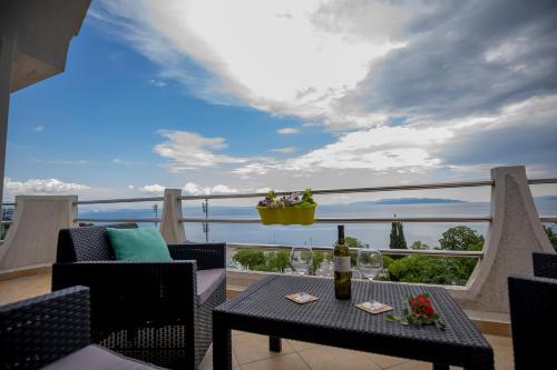 Un balcón con mesa y sillas y vista al mar. en Apartment Vita, en Rijeka