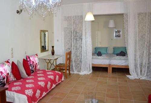 a living room with a couch and a bed at Marilia Home in Kounoupidhianá