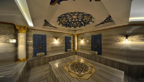 ein Zimmer mit einem Tisch in der Mitte eines Zimmers in der Unterkunft Calista, Empire, Seven Stars Residence in Alanya