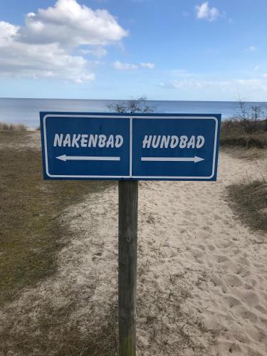 a blue street sign on the beach at Villa Sus & Dus in Yngsjö