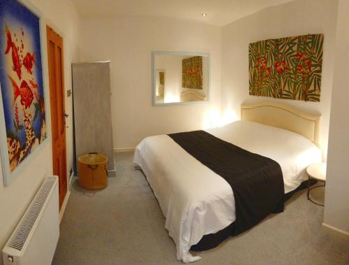 ニューキーにあるThe Blue Palms - Fistral Beachのベッドルーム1室(大型ベッド1台付)