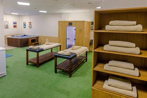 Zimmer mit mehreren Betten auf Regalen mit grünem Teppich in der Unterkunft Tolip Family Club Borg El Arab in King Mariout