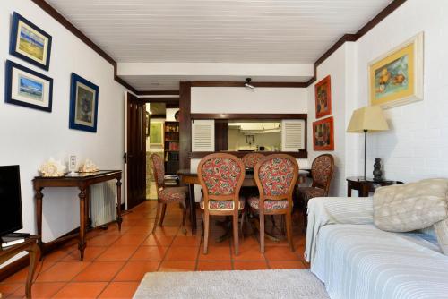 - un salon avec une table à manger et des chaises dans l'établissement São Pedro Terrace - Checkinhome, à São Pedro do Estoril