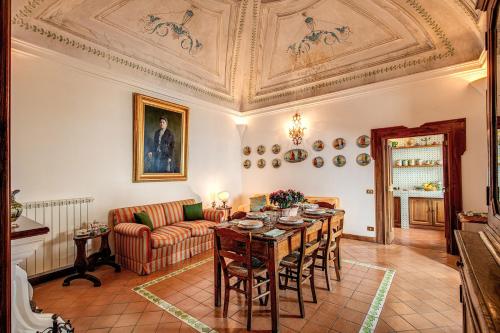 salon ze stołem i kanapą w obiekcie Casa Marina w mieście Positano