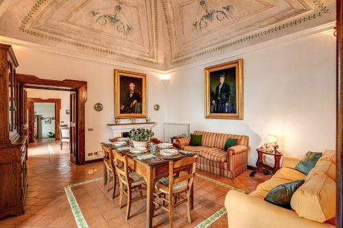 salon ze stołem i kanapą w obiekcie Casa Marina w mieście Positano