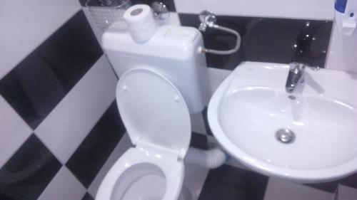 Bilik mandi di Apartmani Lana