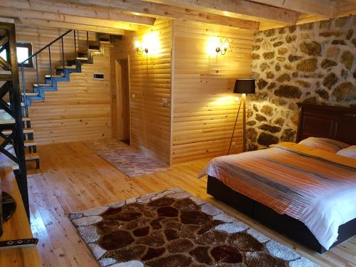 1 dormitorio con 1 cama y una escalera en una habitación en Eliya Otel Restoran, en Akarsu