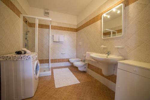 福爾加里亞的住宿－Rothaus，一间带水槽、卫生间和淋浴的浴室