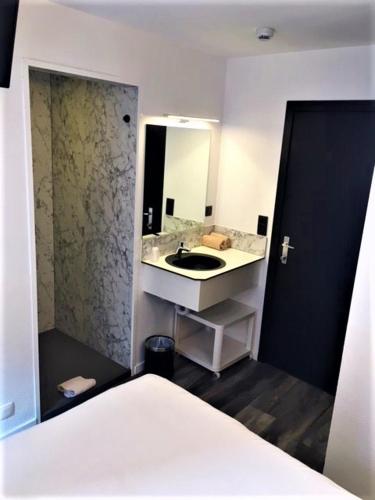 Ein Bett oder Betten in einem Zimmer der Unterkunft Canalview Hotel Ter Reien