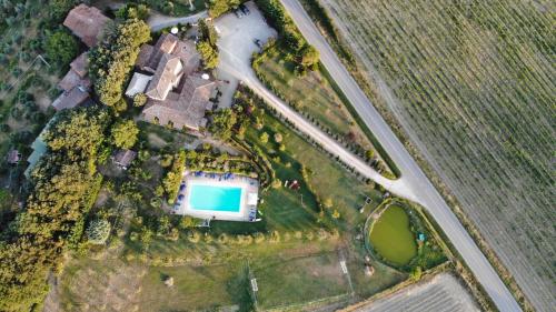 Antico Borgo Il Cardinoの敷地内または近くにあるプール