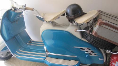 a blue and white scooter parked in a room at B&B Casa Roman & Vakantiewoning voor 1 pers tot max 32 personen in Zonhoven