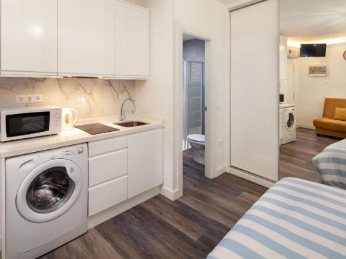 una cucina bianca con lavatrice di Duende RooMalaga by Bossh! Apartments a Málaga
