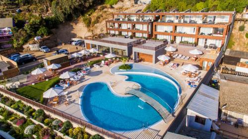 an aerial view of a hotel with a swimming pool at Hotel Mae in Maitencillo