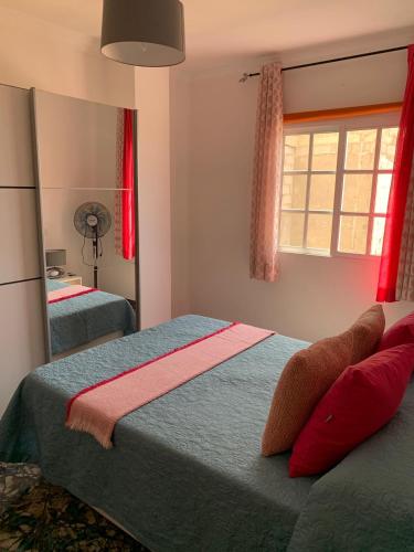 a bedroom with two beds and a window at Vacacional Tegueste 2ºB in Vecindario