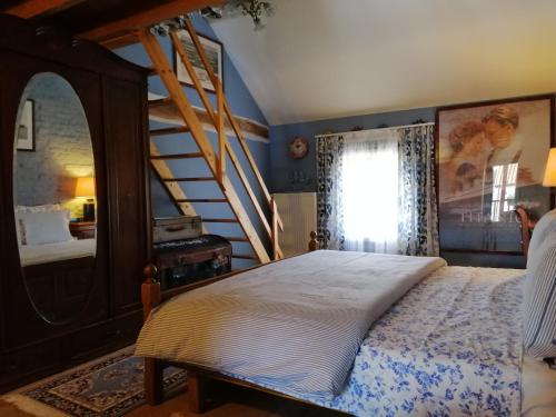 Un dormitorio con una cama y una escalera de caracol. en Johan's Lodge, en Zwalm