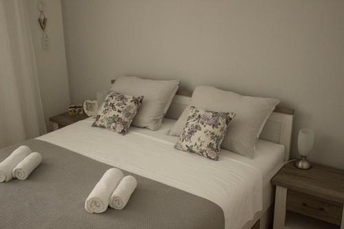 een slaapkamer met een bed met handdoeken erop bij Apartman Sofija in Zadar