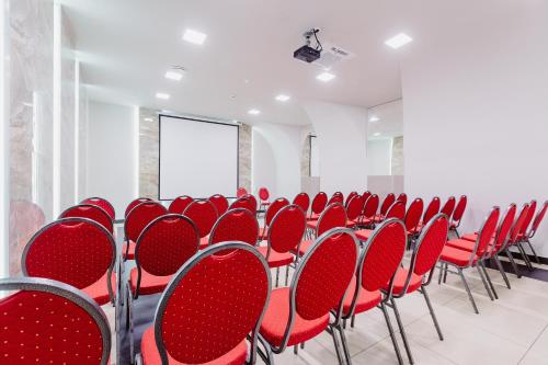 a row of red chairs in a conference room at Hotel Fero Express POKOJE KLIMATYZOWANE AC in Kraków
