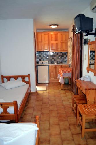 a room with two beds and a kitchen at Aiolos House in Skiathos Town