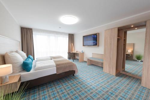 Postel nebo postele na pokoji v ubytování Hotel Schwarzer Adler Jever
