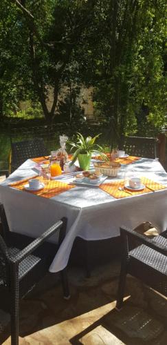 uma mesa branca com comida e bebidas em Villa A funtanella em Patrimonio