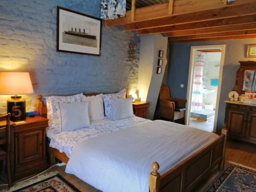 - une chambre avec un grand lit et des draps blancs dans l'établissement Johan's Lodge, à Zwalm