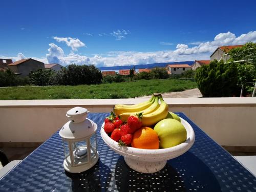 un bol de fruta encima de una mesa en Apartments Fani, en Bol