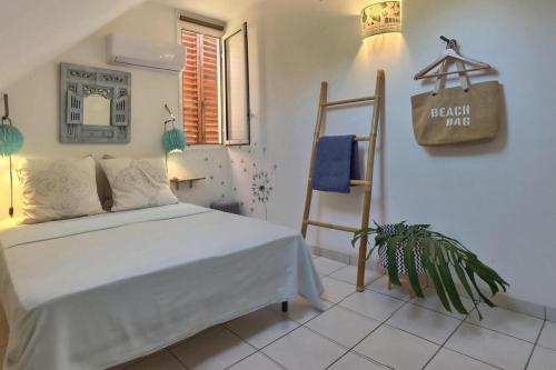 - une chambre avec un lit et une échelle dans l'établissement duplex sur la plage, à Saint-Leu
