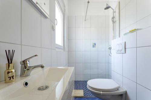 Bilik mandi di Apartments Tomislav