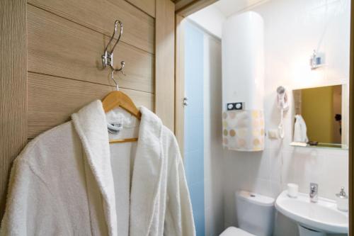 モスクワにあるMoscow Comfort Hotelのバスルーム(白いタオル付)