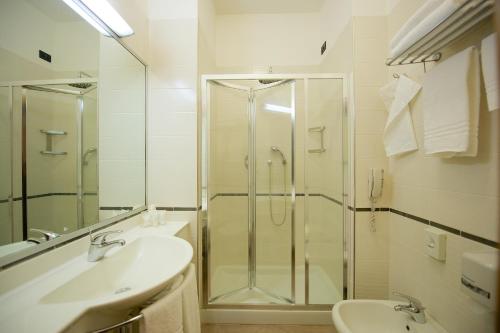 a bathroom with two sinks and a shower at Best Western Hotel Luxor in Turin