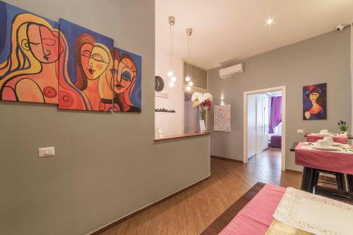 een woonkamer met een schilderij aan de muur bij Be My Guest in Rome
