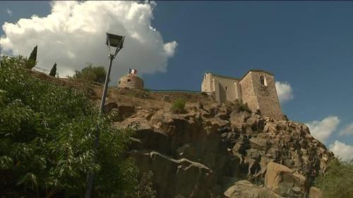 a street light on the side of a rocky hill at La garde Studio atypique Le Rocher, climatisation, belle décoration in La Garde