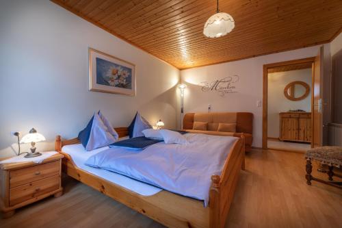LiebenfelsにあるUrlaub am Lacknerhof - Familie Klockerの木製の天井のベッドルーム1室(大型ベッド1台付)
