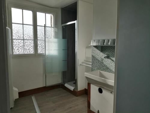 Kylpyhuone majoituspaikassa Hotel de Normandie