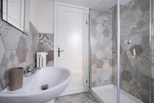 bagno con lavandino e doccia di Residenza Serenella - Dependance a Diano Marina