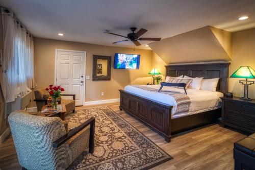 a bedroom with a bed and a ceiling fan at Lantern Light Inn - Romantic Getaway in Sedona