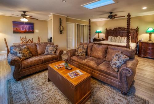 uma sala de estar com um sofá e uma cama em Lantern Light Inn - Romantic Getaway em Sedona