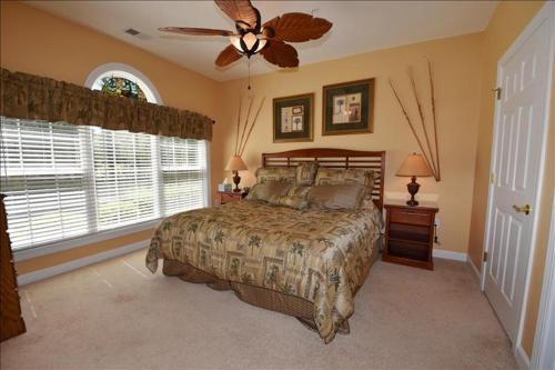 una camera con letto e ventilatore a soffitto di 1113 River Crossing Condo a North Myrtle Beach