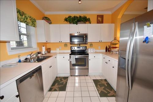A kitchen or kitchenette at 1113 River Crossing Condo