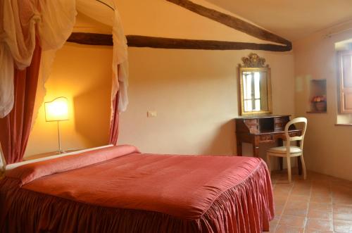 a bedroom with a bed and a dresser at Il Cardo Resort in Anghiari